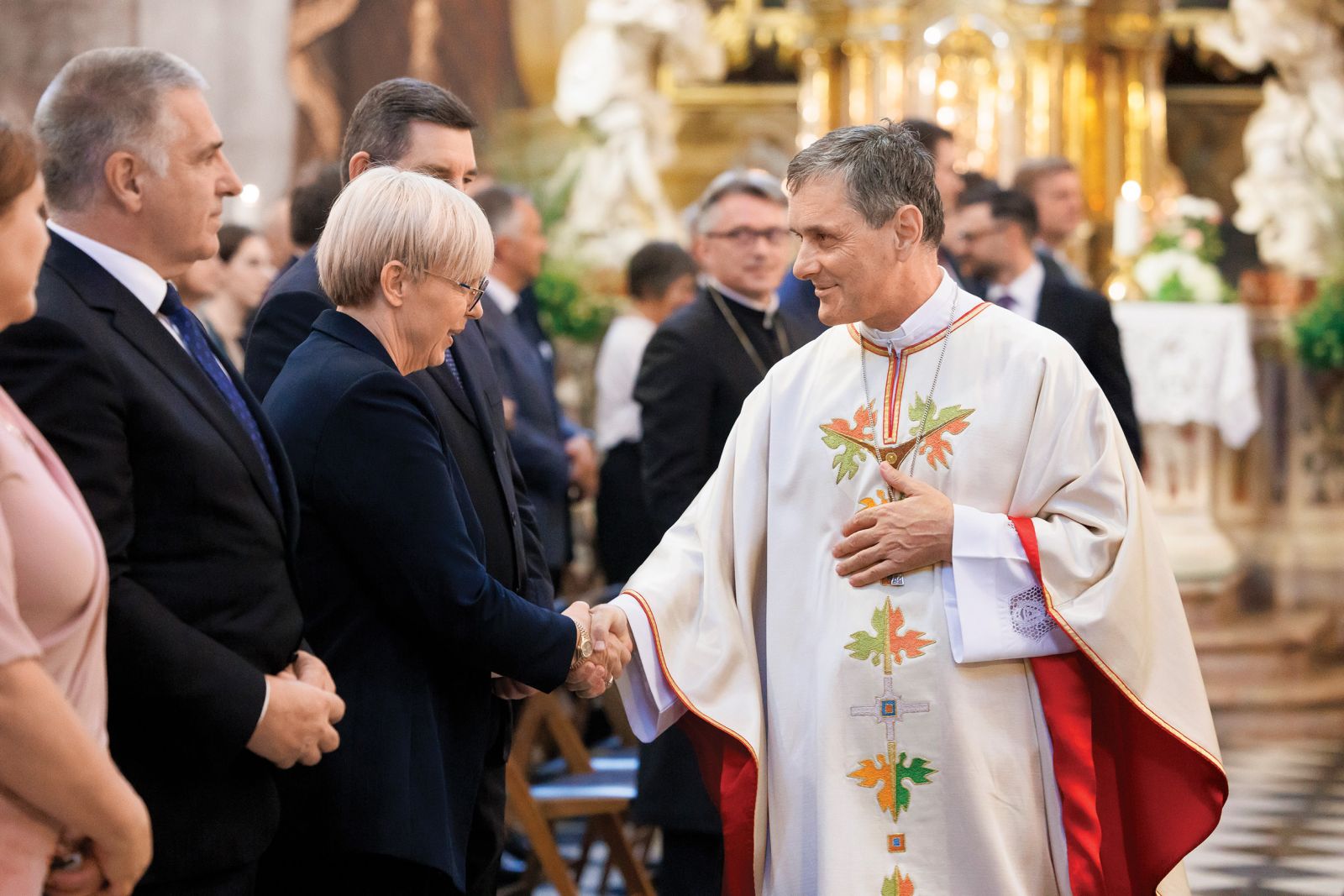 Predsednik Slovenske škofovske konference Andrej Saje pri maši za domovino. Glede volitev pravi, naj verniki glasujejo, upoštevaje krščansko razumevanje človeka. 