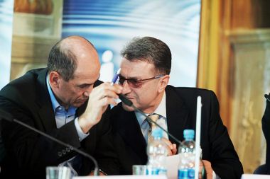 Tone Krkovič (desno) in Janez Janša, ki je včeraj v znak podpore brigadirju prišel tudi pred ljubljansko sodišče. 