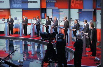 Prvo televizijsko soočenje republikanskih predsedniških kandidatov (Trump z dvignjeno roko)