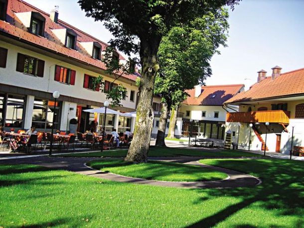 Gostilna Dvor Jezeršek, Zgornji Brnik