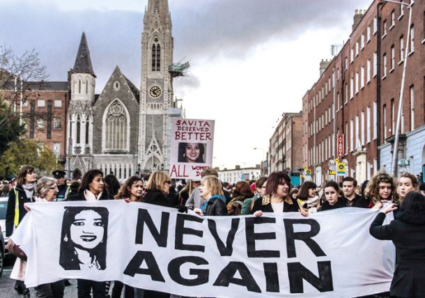 Protestni pohod po ulicah Dublina v spomin na Savito Halappanavar, žensko, ki je umrla zaradi komplikacij v nosečnosti, ker ji niso dopustili opraviti splava.