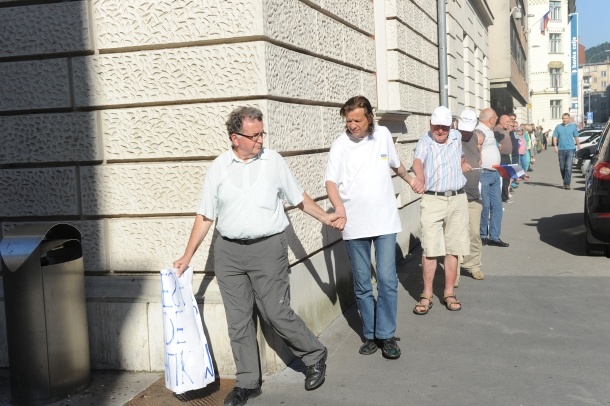 Damir Črnčec (skrajno desno), nekdanji direktor SOVE, ki je to postal že po prvi seji druge vlade Janeza Janše, usmerja preostale podpornike obsojenca.