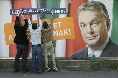 Naše sporočilo Viktorju: spoštujte Madžare! Tako so predvolilni plakat preuredili v opozicijski stranki Együtt (Skupaj).