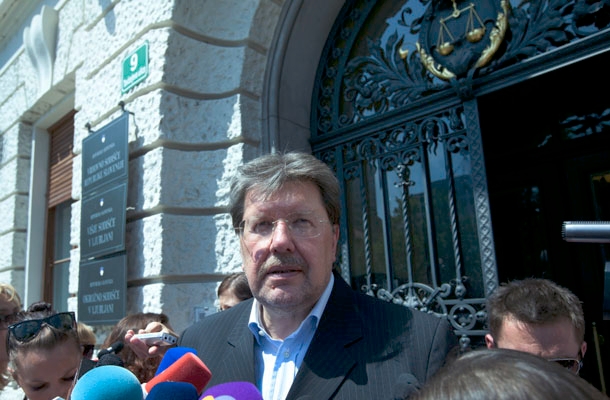 V zapor tudi Bavčar