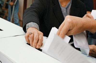 Volivke in volivci, ki v nedeljo ne bodo mogli na volišče, lahko od danes do četrtka med 9. in 17. uro svojo volilno pravico na predčasnih parlamentarnih volitvah udejanjijo s predčasnim glasovanjem na sedežih okrajnih volilnih komisij.