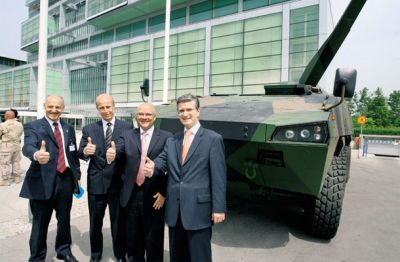 Heikki Hulkkonen, Ivan Črnkovič, direktor Rotisa, Franjo Bobinac, direktor Gorenja in Jorm Witakorpi, direktor Patrie, pred patrio