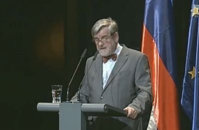 Jaroslav Skrušny je v uvodu k proslavi podal odločni ugovor zoper politično voljo in pamet, ki sta kulturi in z njo umetnosti z več kot zgovorno uradniško potezo odvzeli status samostojnih družbenih subjektov in mladi državi že po pičlih 20 letih samostojnosti spodnesli simbolni temelj in smiselno podstat na kateri je bila ustanovljena.