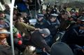 Člani gibanja 15o so skušali preprečiti deložacijo hiše Vaskrsićevih. Ob tem je policija prisilno odstranila okoli 20 članov gibanja.