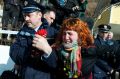 Člani gibanja 15o so skušali preprečiti deložacijo hiše Vaskrsićevih. Ob tem je policija prisilno odstranila okoli 20 članov gibanja.