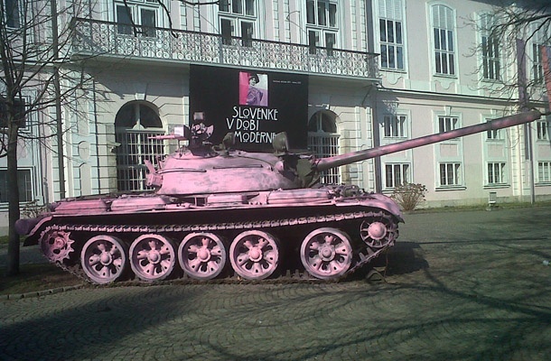 Tank pred Muzejem novejše zgodovine na dan žena