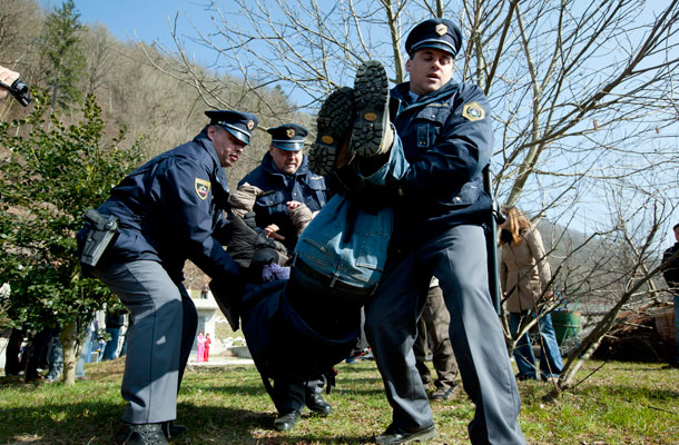 Člani gibanja 15o so skušali preprečiti deložacijo hiše Vaskrsićevih. Ob tem je policija prisilno odstranila okoli 20 članov gibanja.