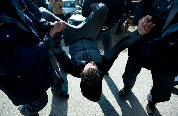 Člani gibanja 15o so skušali preprečiti deložacijo hiše Vaskrsićevih. Ob tem je policija prisilno odstranila okoli 20 članov gibanja.