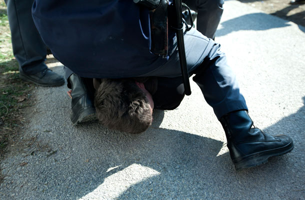 Člani gibanja 15o so skušali preprečiti deložacijo hiše Vaskrsićevih. Ob tem je policija prisilno odstranila okoli 20 članov gibanja.