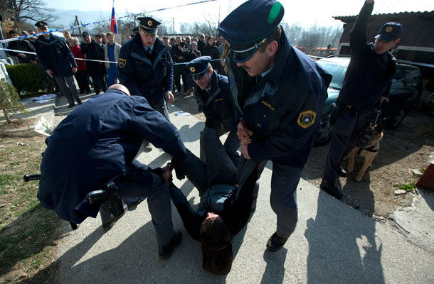 Člani gibanja 15o so skušali preprečiti deložacijo hiše Vaskrsićevih. Ob tem je policija prisilno odstranila okoli 20 članov gibanja.