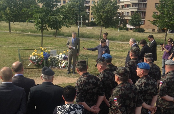 Slovesnost ob spominski plošči na sarajevski Dobrinji