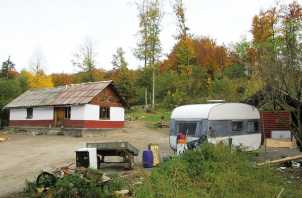 Kjer je varuhinja Zdenka Čebašek Travnik zapisala, »naj vlada v sodelovanju s predstavniki romske skupnosti pripravi spremembe in dopolnitve Zakona o romski skupnosti glede sestave Sveta romske skupnosti.«, zdaj piše, naj vlada s Svetom in drugimi predstavniki romske skupnosti »opravi širšo diskusijo o potrebi priprave morebitnih sprememb in dopolnitev« omenjenega zakona. 