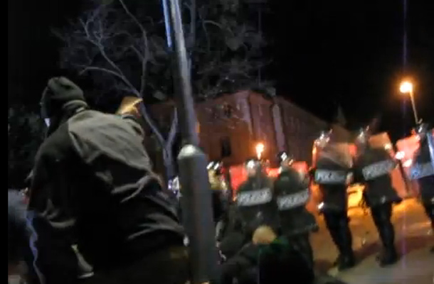 Policisti so na sedeče protestnike špricali solzilec