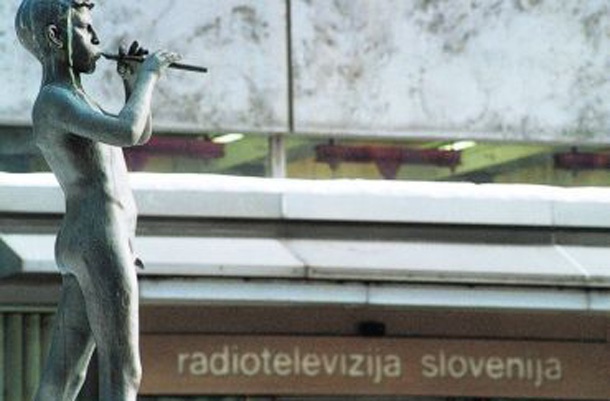 Razvedrilni program TV Slovenija bo s pomočjo javnega razpisa pričel s produkcijo nove petkove večerne oddaje z narodnozabavno vsebino.