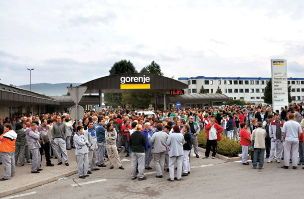 V Gorenju so delavci nazadnje nezadovoljstvo izrazili septembra leta 2009, ko so zahtevali višjo minimalno plačo in ureditev plačnih razmerij delavcev z višjo izobrazbo in daljšo delovno dobo.