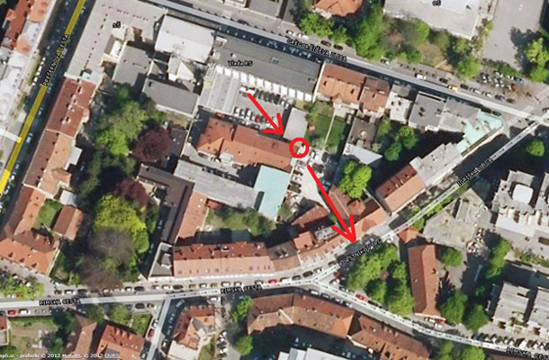 Smer evakuacije ob demonstracijah na Gregorčičevi: vladna stavba, zasilni izhod (krožec), Borštnikov trg.