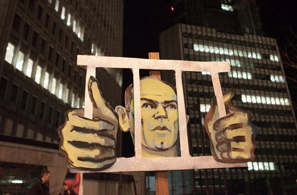 Izjemen prispevek za dokumentirano zgodovino protestnega gradiva na Slovenskem. Naj konča v NUK-u.