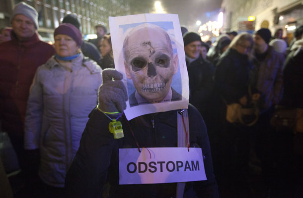 Milošević je skliceval shode v svojo podporo na isti dan in na lokacijah, kjer so bile napovedane tudi protirežimske demonstracije.
