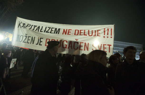 Vprašljivo je, ali je dejanska demokracija v družbi, v kateri je kapitalizem temeljni sistem, sploh mogoča.