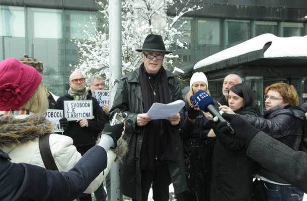 Odbor za pravično in solidarno družbo, Društvo pisateljev in Koks pred časopisno hišo Delo v podporo prisilno odpuščenemu novinarju Dejanu Karbi.