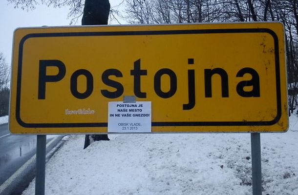 Postojna se je danes prebudila prelepljena s plakati s protivladno vsebino.