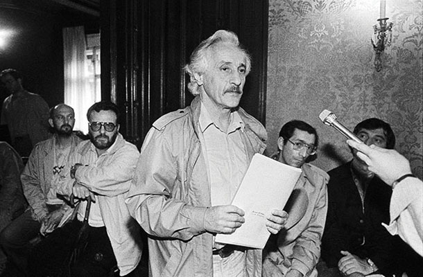 Veno Taufer na prvem protestnem večeru junija 1988, na katerem so udeleženci z branjem svojih del protestirali zaradi procesa proti četverici. Taufer je bil eden izmed avtorjev t. i. pisateljske ustave in majniške deklaracije, skupaj z Janezom Janšo, Igorjem Bavčarjem, Dimitrijem Ruplom in drugimi pa je leto kasneje ustanovil Slovensko demokratično zvezo, eno izmed članic koalicije Demos.