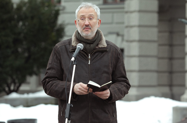 Prof. Miran Zupanič, dekan Akademije za gledališče, radio, film in televizijo, danes pred Univerzo v Ljubljani.