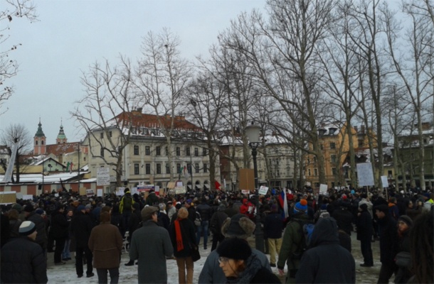 Vstajniki se zbirajo