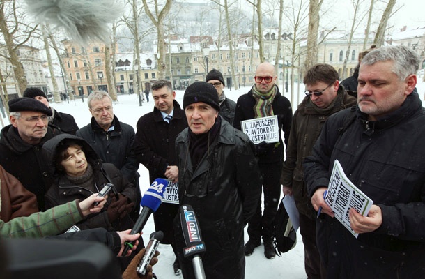 Če upoštevamo, da je protestnike označil za leve fašiste in ob dejstvu, da okoli 80 odstotkov ljudi po anketah podpira proteste, potem dejansko Janševa opredelitev leti na 80 odstotkov državljanov.