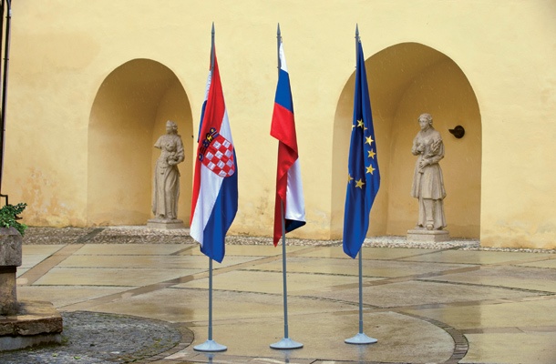 Pošiljanje memoranduma za arbitražo o meji s Hrvaško v parlament je zato tudi poskus očrnitve uspeha prejšnje vlade Boruta Pahorja.