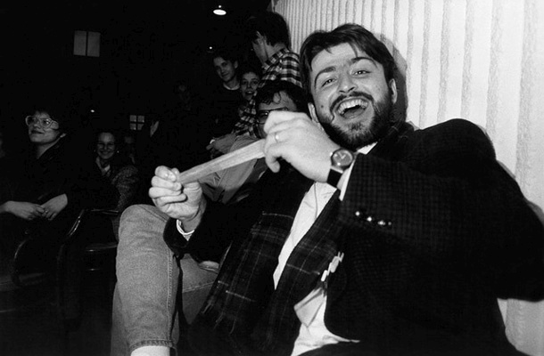 Roman Jakič leta 1993 na začetku uspešne politične kariere - z izumom za obrambo pred virusom HIV v rokah.