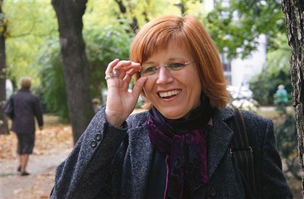 Tina Mahkota: »Moji sogovorniki in partnerji v Veliki Britaniji so z nejevero in začudenjem sprejeli novico o razlogih, zaradi katerih sem morala odstopiti od umetniške rezidence v Londonu.«