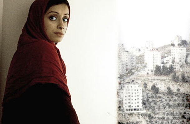 Enako malo pozornosti so deležna poročila o uničujočem psihološkem vplivu pripora brez sodnega procesa na može in njihove družine in vplivu sistema kontrol na tiste, ki so v hišnem priporu.