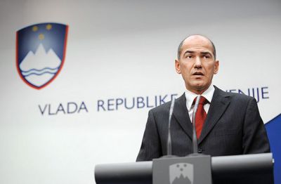 Vlada se ni držala pogojev iz razpisa in je nove člane svetov zavodov imenovala zaradi njihove pripadnosti določeni politični stranki