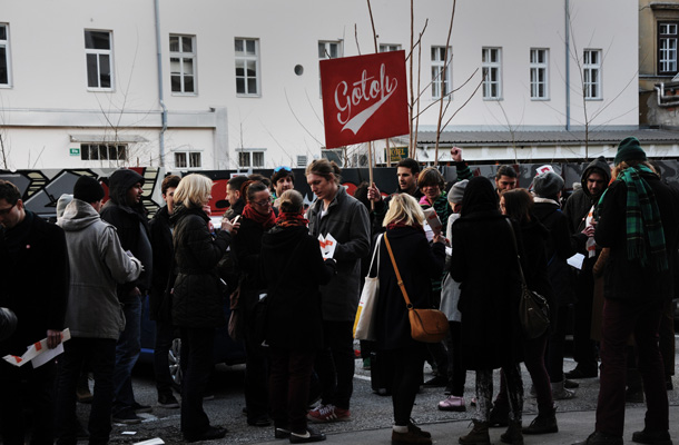 Protestniki zato pozivajo novo vodstvo Zavoda K6/4  k odstopu zaradi izkazanega konflikta interesov.