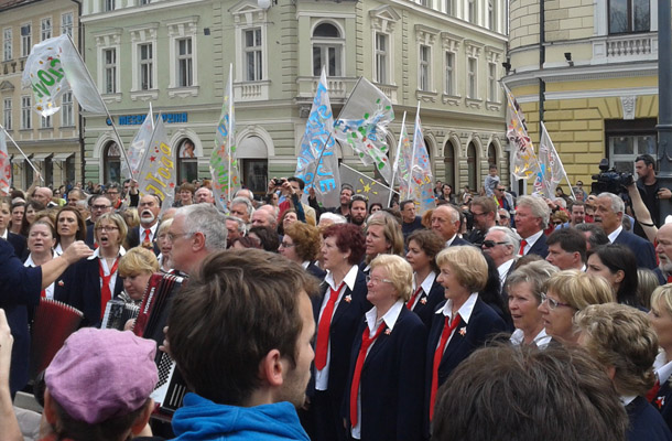 Ob prihodu članov pevskega zbora Pinko Tomažič je zadonel glasen aplavz. 