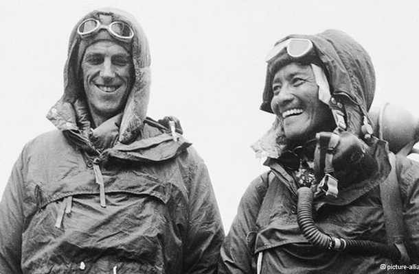 Edmund Hillary in šerpa Tenzing Norgay po uspešnem vzponu leta 1953