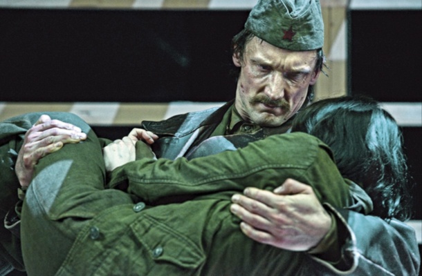 Materin najstarejši brat (Marko Mandić) in njena sestra (Veronika Drolc) 