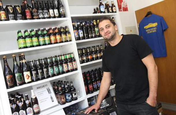 Organizator Ljubljanskega festivala piva Jernej Vidmar v trgovini z izbranimi svetovnimi pivi.