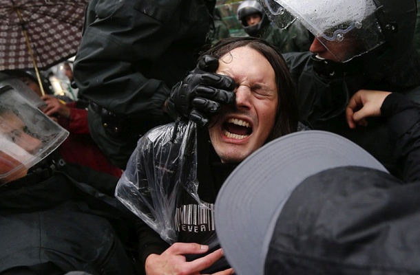 Današnji protest je uperjen proti varčevalni politiki, načinu reševanja krize v državah evroobmočja in diktatu mednarodnih finančnih institucij.