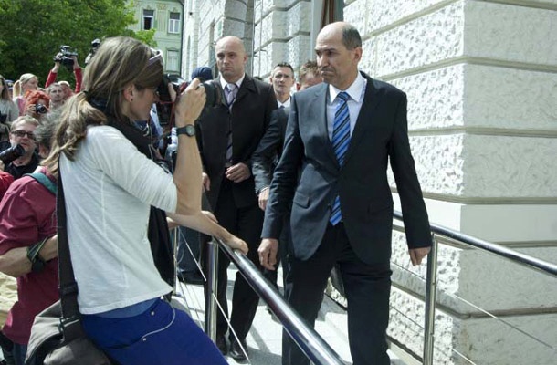 V zvezi z obtožbami Matoza na račun odloga razglasitve sodbe so na sodišču pojasnili, da se v skrajšanem postopku praviloma sodba razglasi takoj po končani glavni obravnavi.