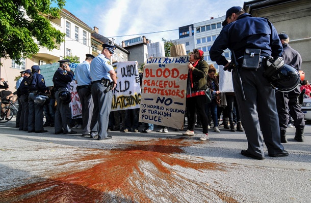 Pred turško ambasado v Ljubljani se je zbralo blizu sto protestnikov,med katerimi je bilo veliko turških študentov.