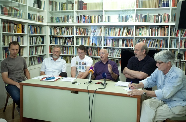 Pirjevca skrbi tudi molk EU. Ta po njegovem mnenju kaže, da smo igrača v rokah ene velesile, ki si očitno lahko dovoli karkoli brez protesta.