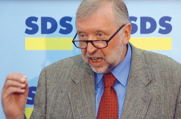 Na Ruplove očitke, da gre pri njegovi razrešitvi za politično diskriminacijo, Erjavec odgovarja, da je takšno pač njegovo mnenje.