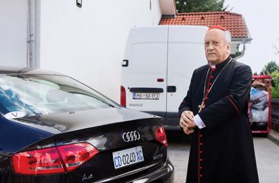 Če kupite drago, se spomnite, koliko otrok umre zaradi lakote. Radost ne izhaja iz materialne lastnine, opozarja papež. Mogoče tudi kardinala Rodeta.