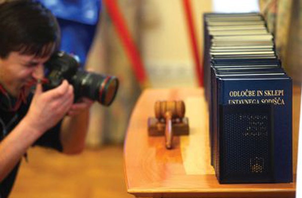 Noveli obenem prinašata drugačno upravljanje s kadri na sodiščih, ker določata možnost razporeditve okrajnih sodnikov na okrožna sodišča.